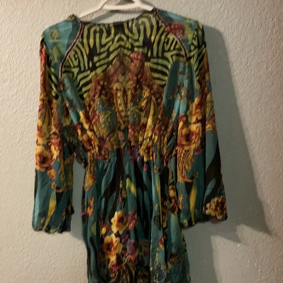 Lightweight, stylish Pyramid Collection top. - Picture 3 of 3